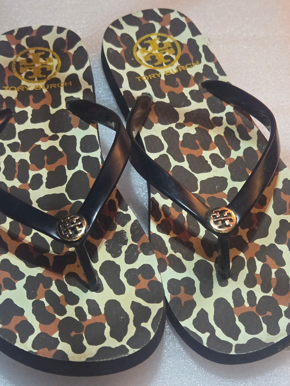 GUC Tory Burch Black Cheetah Thong Flip Flops Size 8M Thin Gold Logo Medallion - Picture 2 of 6